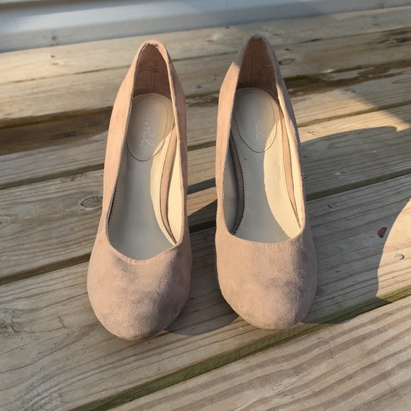 Beige suede high heels - Picture 2 of 3